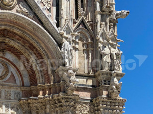LO SPLENDORE MEDIEVALE DI SIENA TRA PALIO, SANTI E CONTRADE